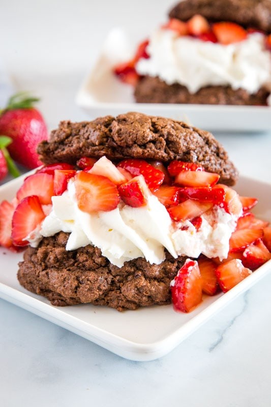 Çikolatalı Çilekli Shortcake: Lezzet Dolu Bir Yaz Tatlısı Deneyimi