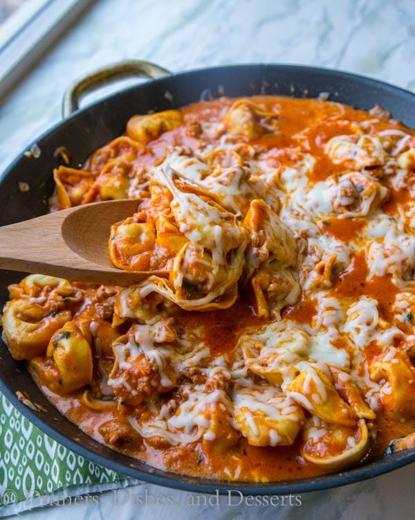 Tek Tavada Sosisli Tortellini: Pratik ve Lezzetli Bir Akşam Yemeği